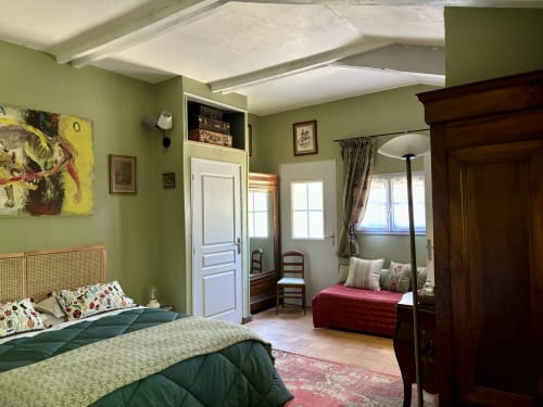 Chambre Fleur de la Maison d'Hôtes Domaine Du Commandeur à Mondragon : murs verts, lits jumeaux, balcon vue jardin