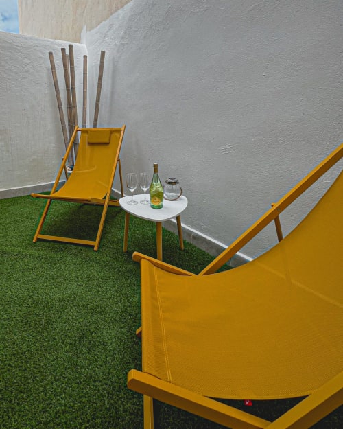 Hamaca amarilla y tumbona sobre césped artificial en la terraza de Casa Torrens Mar y Montaña, Polop de la Marina