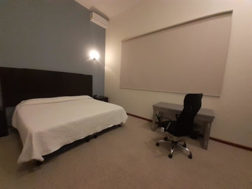 Habitación de Hotel El Candelero en Yuriria con cama, escritorio de trabajo y pared con pizarrón blanco