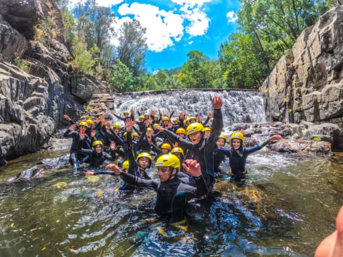 Grupo de aventureiros a fazer canyoning em águas cristalinas perto do hotel Em Xisto em Góis, Portugal
