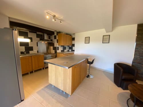 Cuisine moderne et salle à manger du Domaine du Bez avec îlot central et vue sur les montagnes