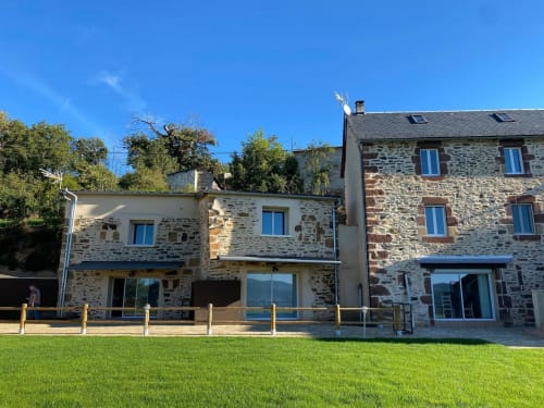 Villa Le Domaine du Bez à Saint Laurent d'Olt, architecture en pierre, pelouse verdoyante et vue sur les montagnes