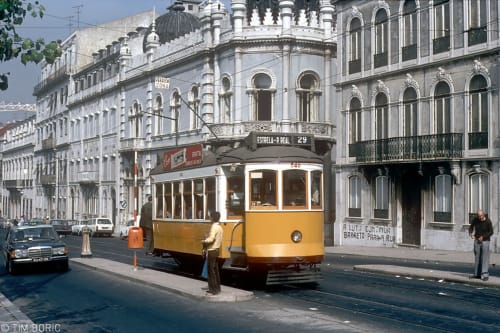 Trama amarela histórica nas ruas de Lisboa com elegantes edifícios Belle Époque, arquitetura clássica de Portugal