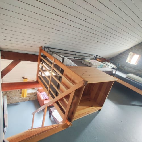 Zolderslaapkamer met houten hoogslaper en opbergruimte in appartement La Ferme De Werpin, Hotton België