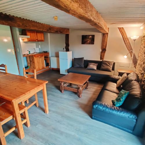 Spacieux appartement au rez-de-chaussée à La Ferme De Werpin avec poutres en bois, cuisine, salle à manger et salon confortable