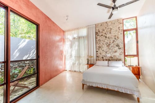 Habitación luminosa en Casa tuch BnB de Mérida con puertas rojas, vistas tropicales y decoración rústica