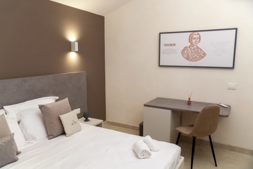 Camera elegante ad Altavilla Boutique a Marsala con zona di lavoro, opere d'arte con vista mare, design moderno e comfort