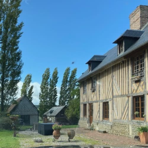 Manoir historique à colombages du Domaine de Blanvatel à Saint-Pierre-en-Auge avec peupliers