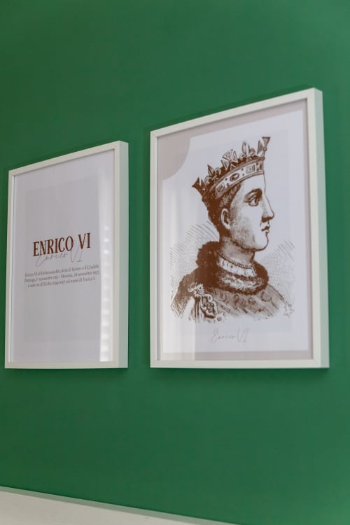 Due opere d'arte incorniciate su parete verde nella casa Altavilla Boutique Holidays di Marsala, con ritratto storico di Enrico VI