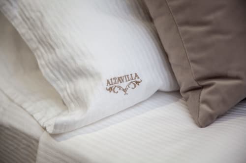 Cuscini e biancheria Altavilla Boutique Holidays House a Marsala, dettagli di lussuosi arredi letto