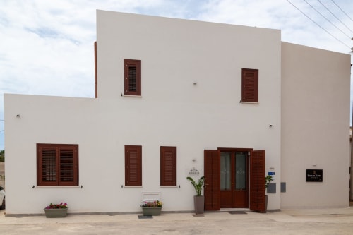 Altavilla Boutique Holidays House, B&B bianco a Marsala con persiane e porta in legno rosso