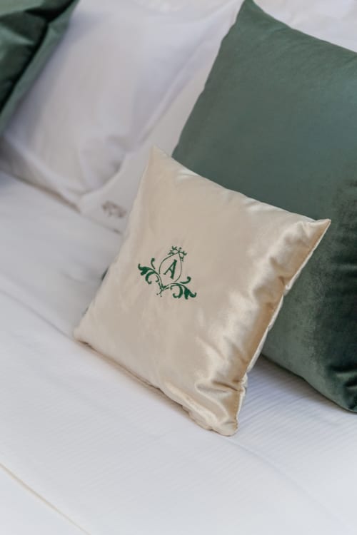 Cuscino decorativo color crema con ricamo floreale verde presso la Altavilla Boutique Holidays House a Marsala