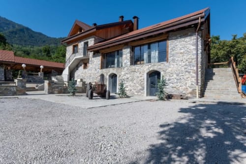 Élégant bâtiment en pierre avec vue sur les montagnes au Domaine de l'Epigny, Grand Aigueblanche