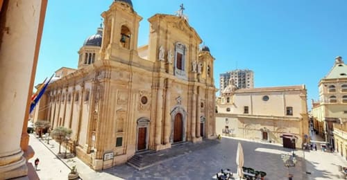Piazza storica con chiesa a Marsala, vicino alla Boutique Holidays House Altavilla