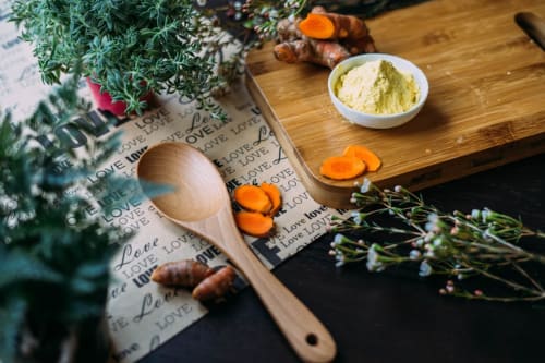 Ingrédients culinaires et curcuma frais à la cuisine de l'hôtel La Romance à Bagard, France