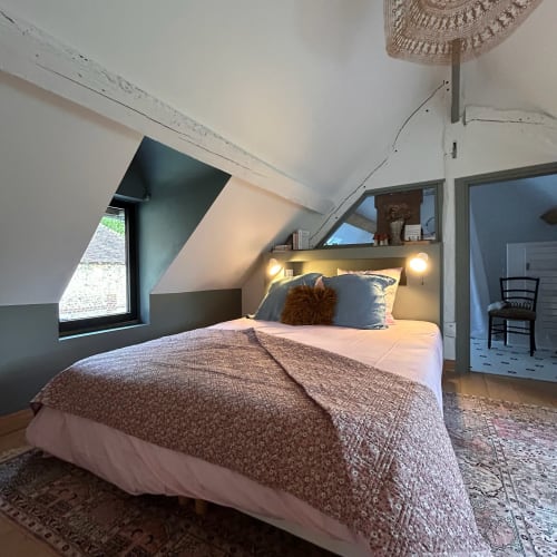 Chambre cosy en mansarde au Domaine de Blanvatel avec plafonds penchés, fenêtre de toit et équipements modernes à Saint Pierre en