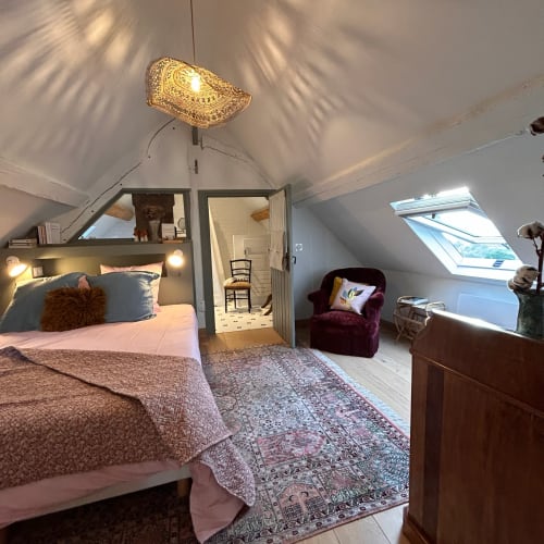 Chambre mansardée cosy au Domaine de Blanvatel avec lit, suspension dorée, lucarne et salle de bains attenante