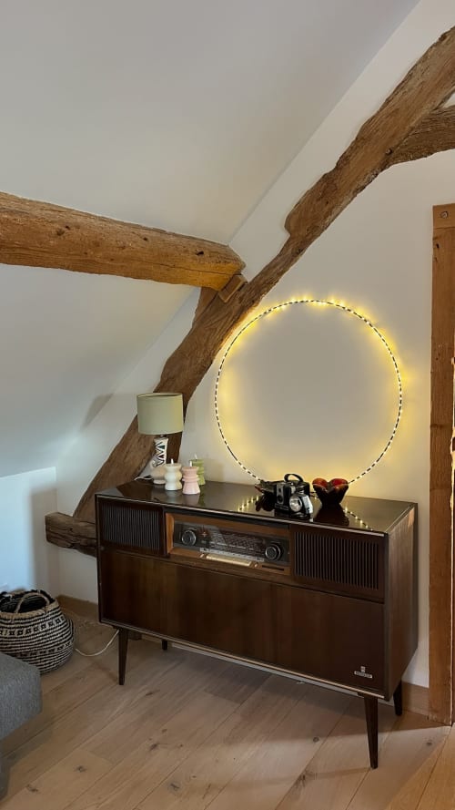Chambre mansardée rustique au Domaine de Blanvatel avec poutres apparentes, poste radio vintage et miroir lumineux