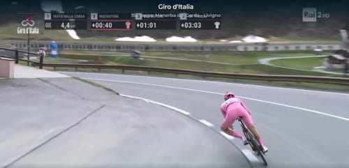 Ciclista in maglia rosa in gara al Giro d'Italia vicino a Livigno, Italia su strada di montagna