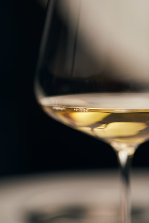 Bicchiere di vino bianco con elegante presentazione presso l'hotel DAF HOUSE a Roccasecca, Italia