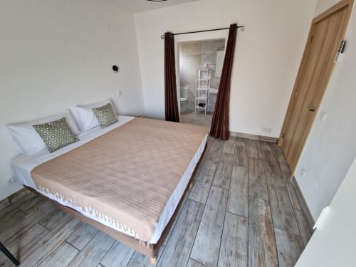 King-size master suite for people with reduced mobility located on the ground floor - Quinta CasaClaudina near Quarteira