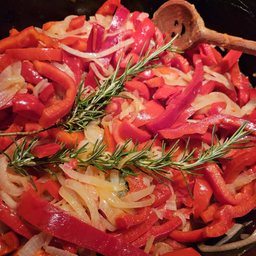 Poivrons rouges et oignons sautés au romarin frais à la maison d'hôtes La Cordeline à Brignoles