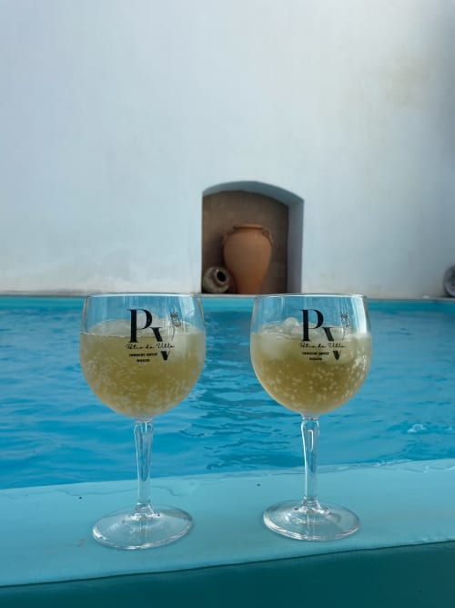 Dois copos de vinho espumante na varanda da piscina da pousada Patio Da Villa em Coruche, Portugal