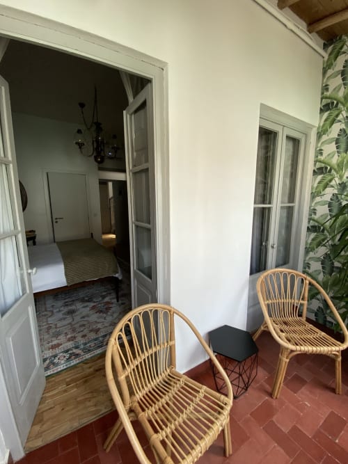 Área de estar do quarto de hóspedes Patio Da Villa com cadeiras de vime, plantas em vasos e portas para espaços interiores em Coruche