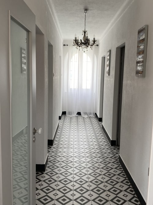 Modern hallway at Patio Da Villa guest house in Coruche with black and white geometric tile flooring, white walls, elegant
