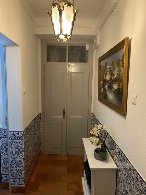 Elegant hallway entrance at Patio Da Villa guest house in Coruche with decorative blue tiles, white double doors, ornate