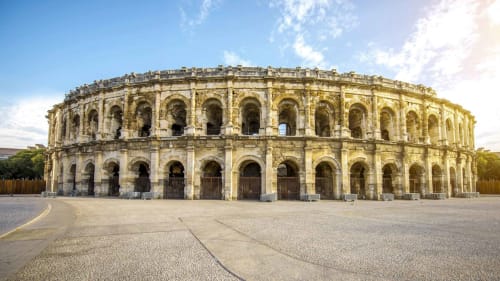 Ancien amphithéâtre romain à Nîmes près de l'hôtel La Romance à Bagard, France avec ses arches en pierre dorée