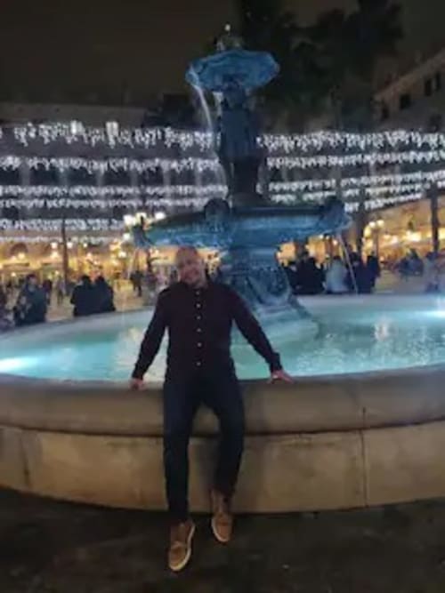 Personne qui saute à la fontaine de l'hôtel La Romance à Bagard, France lors d'une célébration nocturne