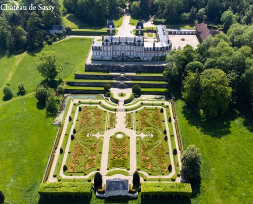 Jardin et château de Sassy que l'on peut visiter au départ du Domaine des Thomins Maison d'hôte Cisai Saint-Aubin Hôtel Gacé