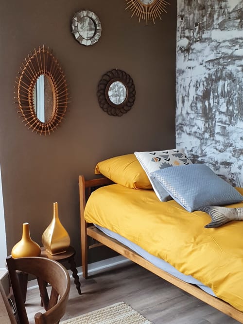 Chambre élégante avec literie jaune, miroirs décoratifs et accents dorés à l'hôtel boutique Les Forges Du Lou