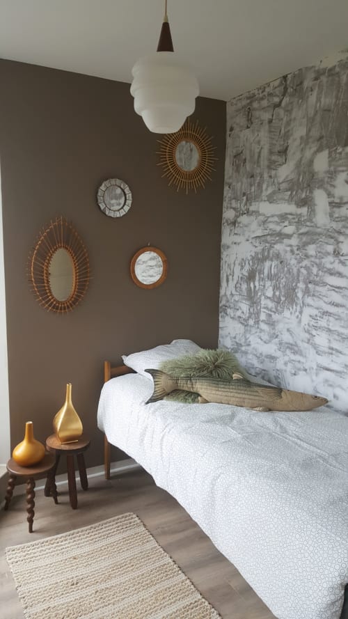 Chambre moderne aux Forges Du Lou : lit blanc, mur d'accent taupe, miroirs décoratifs, suspension dorée et rustique