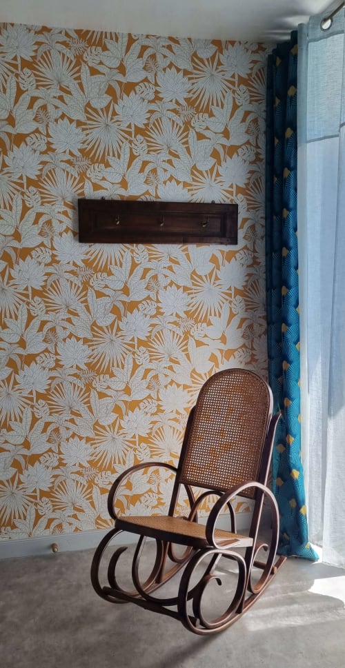 Fauteuil à bascule en bois avec dossier en rotin dans une chambre de l'hôtel de charme Les Forges Du Lou, Jugon-les-Lacs, France