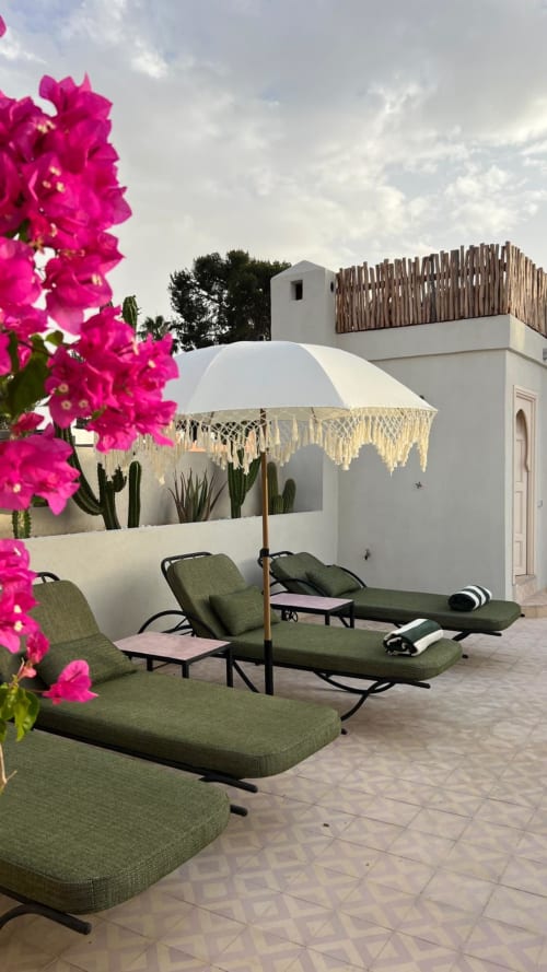 Terrasse avec ses bains de soleil à Marrakech