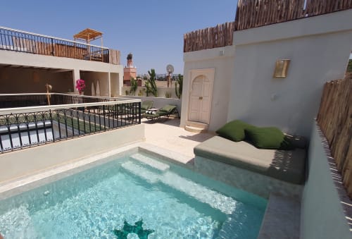 Vue de la terrasse et de la sur terrasse d'un Riad privatisé à Marrakech