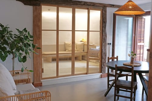 Apartamento moderno en Casa rural MAÑARINEGI con armario de puertas cristal, comedor y muebles de madera con vistas al jardín