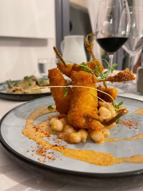 Crevettes frites croustillantes aux pois chiches et sauce épicée à La Romance à Bagard, France