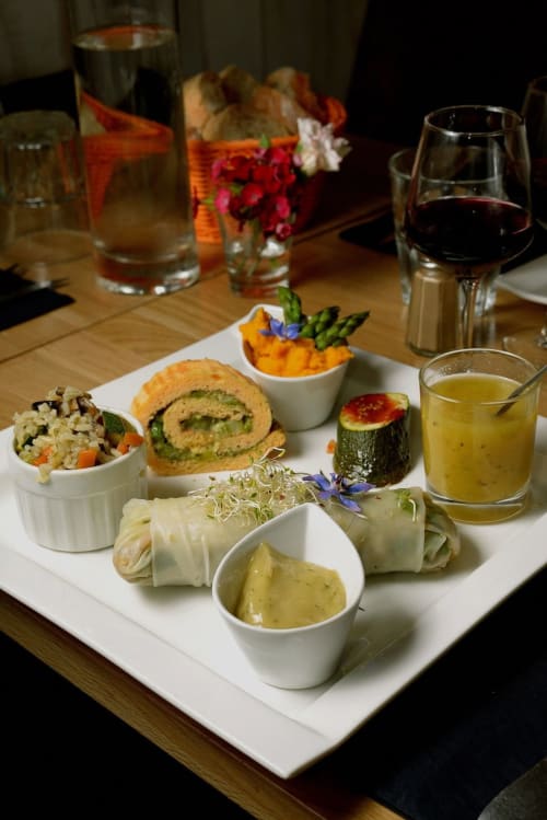 Élégants amuse-bouches dressés avec légumes enrobés, riz et sauce à l'hôtel La Romance à Bagard