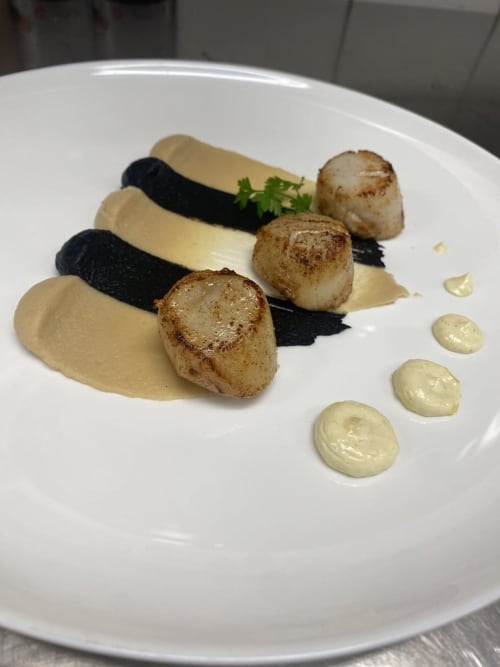 Pétoncles poêlés, pâtes au encre de seiche et sauce crémeuse à La Romance, Bagard