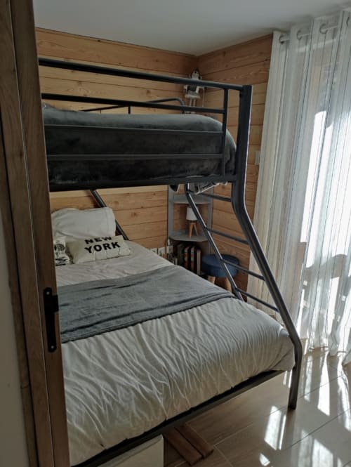 Chambre de l'appartement à Vars-les-Claux, équipée d'un lit double superposé, idéale pour accueillir confortablement des familles ou des groupes après une journée de ski."