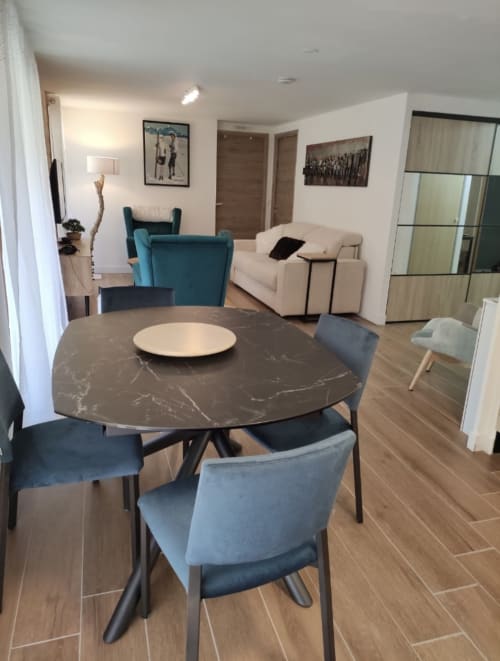  "Vue du salon de l'appartement à Vars-les-Claux, avec une table à manger conviviale, parfaite pour des repas en famille ou entre amis, dans un espace lumineux et chaleureux après une journée de ski."