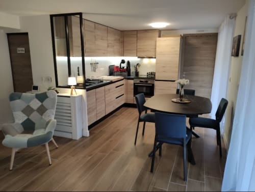 "Vue alternative du salon de l'appartement à Vars-les-Claux, montrant la table à manger et l'agencement spacieux de l'espace de vie, idéal pour des moments de partage dans une ambiance montagnarde."