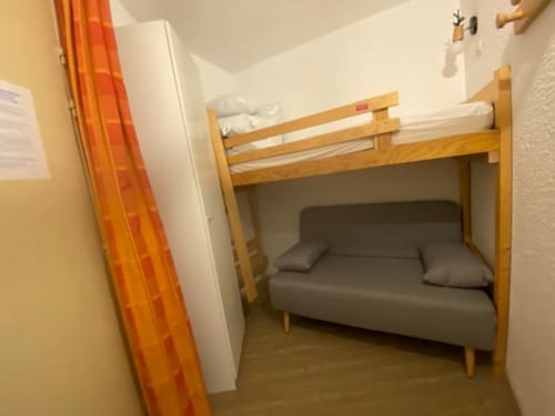 "Lit superposé avec canapé en dessous dans l'appartement 669 à Vars-les-Claux, offrant un espace de couchage pratique et un coin détente, idéal pour optimiser l’espace et accueillir des invités dans une ambiance conviviale."