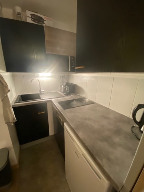  "Cuisine d'angle moderne et entièrement équipée de l'appartement 669 à Vars-les-Claux, offrant un aménagement pratique et fonctionnel, idéal pour préparer des repas après une journée de ski."