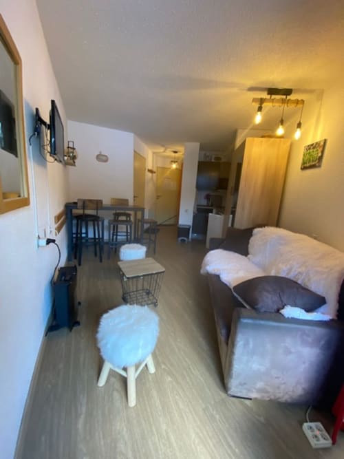 "Salon de l'appartement 669 à Vars-les-Claux, avec une fausse cheminée créant une ambiance chaleureuse et cosy, parfait pour se détendre après une journée de ski."