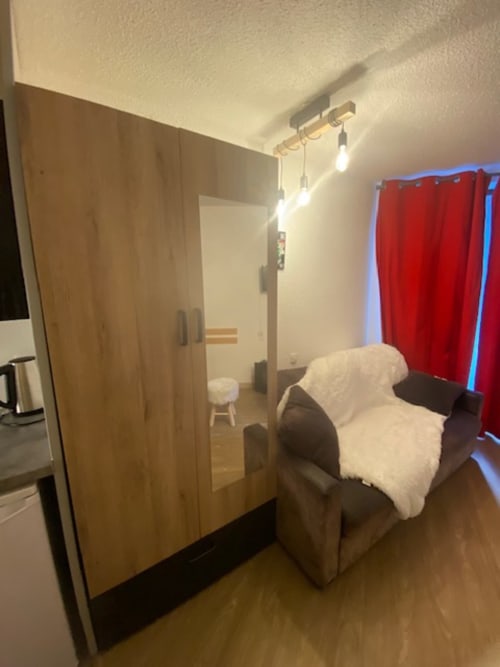 Vue alternative du salon de l'appartement 669 à Vars-les-Claux, l'agencement confortable, offrant une ambiance chaleureuse pour un séjour montagnard."