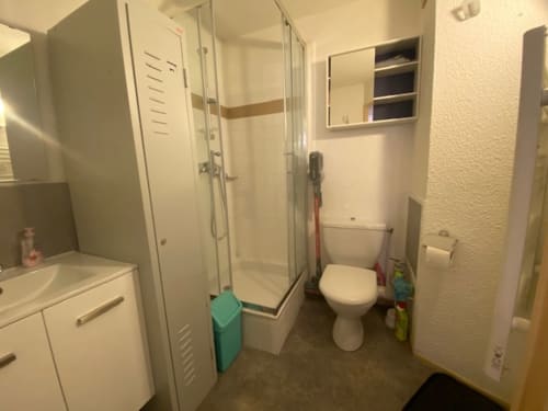 "Salle de bain de l'appartement 669 à Vars-les-Claux, équipée de toilettes et d'une douche moderne, offrant un espace pratique et confortable pour les résidents après une journée de ski."